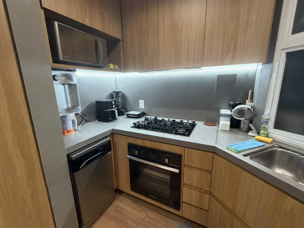 Kitchen countertop, hob, oven and sink